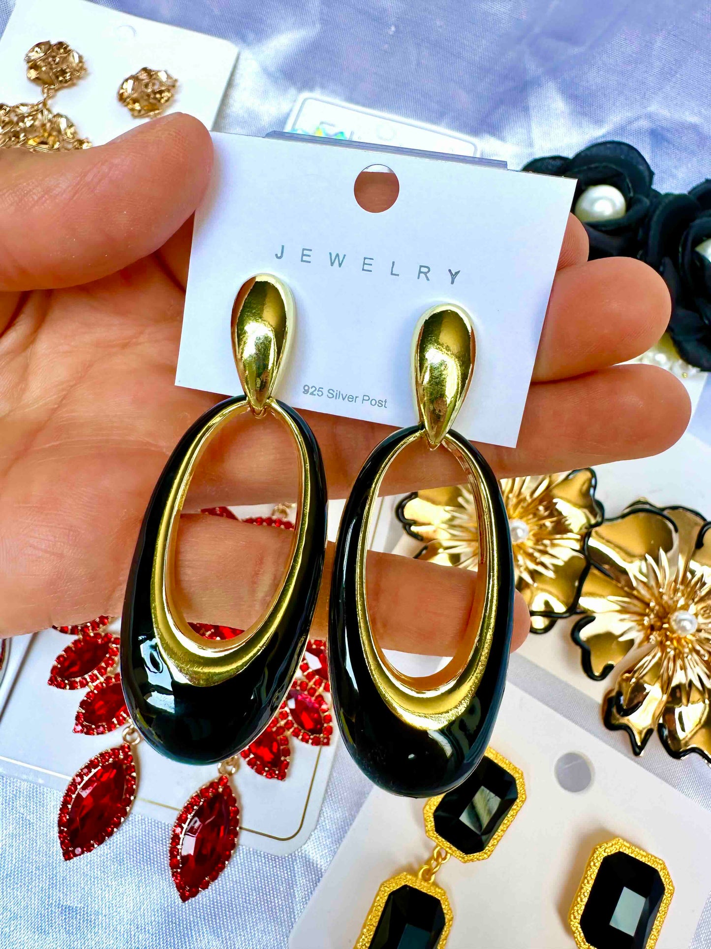 Aretes de fiesta dorado y negra ovalado