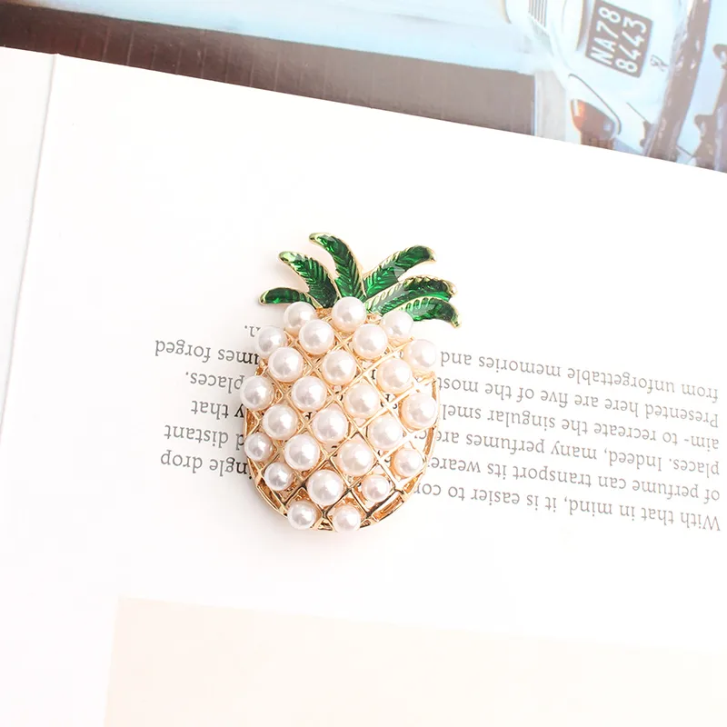 Broche piña con perlas