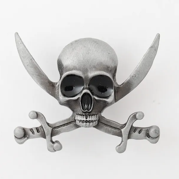 Pin calavera con espadas