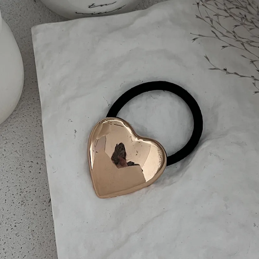 liga para el cabello con decoración corazón