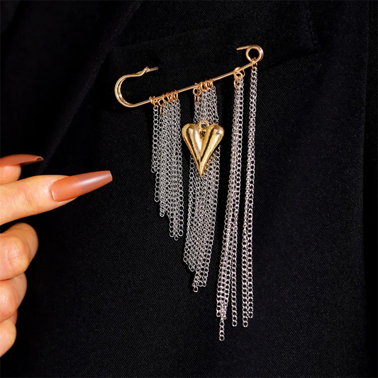 Pinza de aleación con corazón dorado y cadena plateada