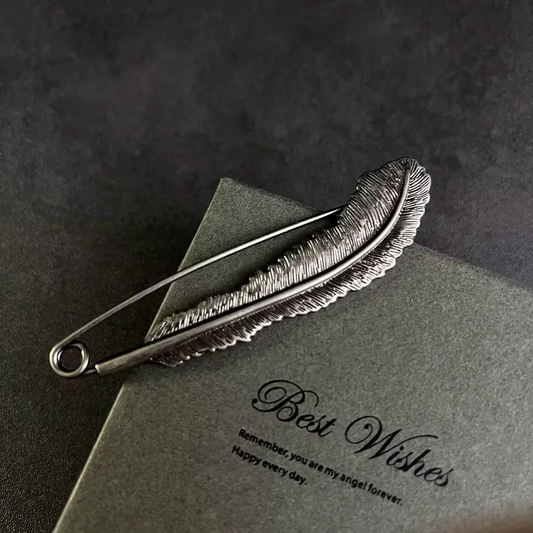 Broche grande aleación oro y zinc pluma