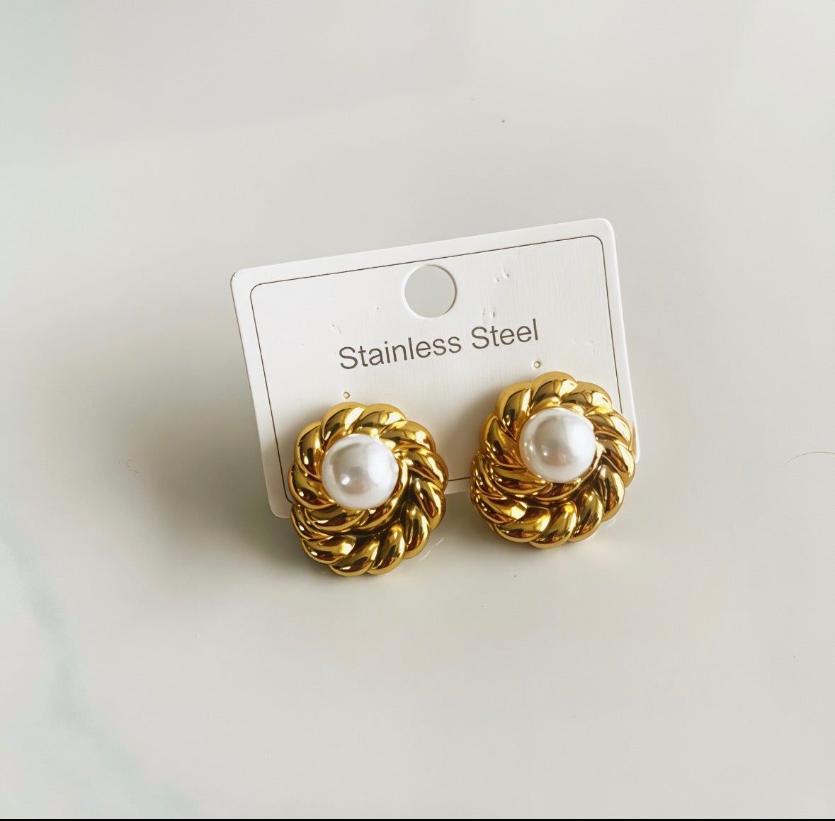 Aretes caracol perla dorado acero inoxidable 2 cm