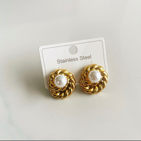 Aretes caracol perla dorado acero inoxidable 2 cm