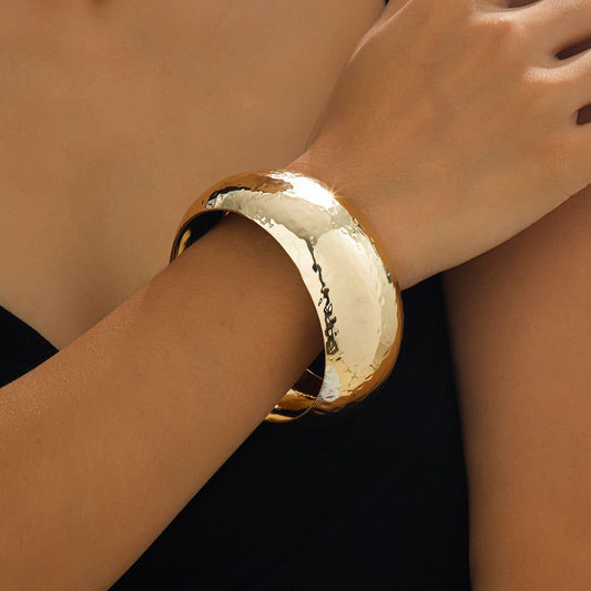 Brazalete dorado grueso elegante aleación