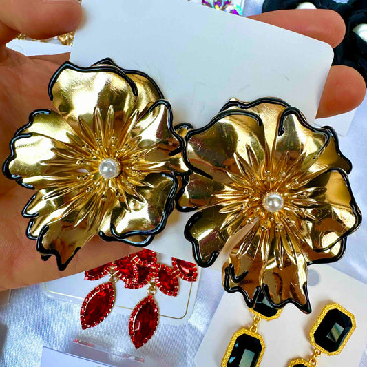 Aretes de fiesta Flor dorada borde negro